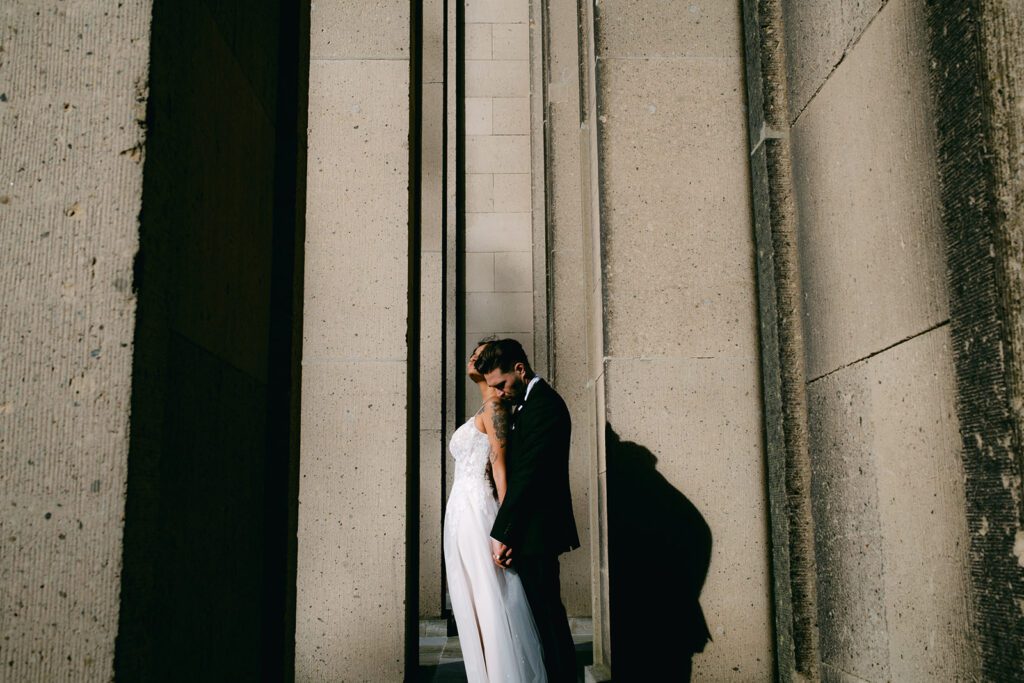 Kreatives Hochzeitsfoto mit Braut und Bräutigam in urbanem Braunschweig-Ambiente