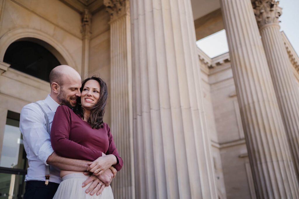 Brautpaar schaut sich liebevoll an vor der Fasade des Alten Rathaus Hannover