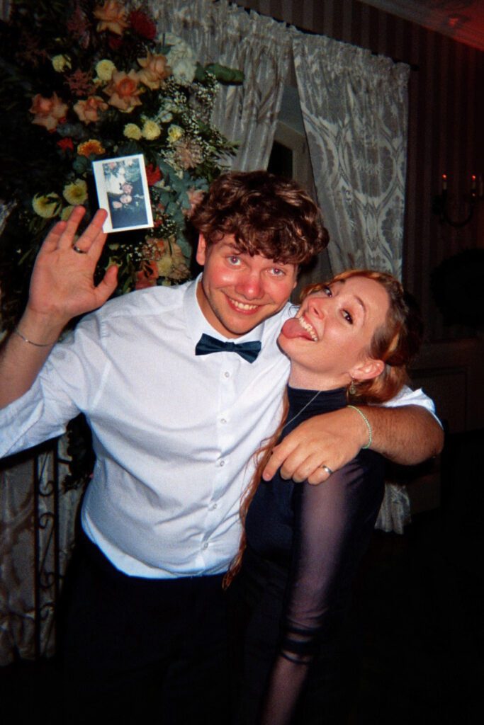 Körnige analoge Hochzeitsbilder von Einwegkamera