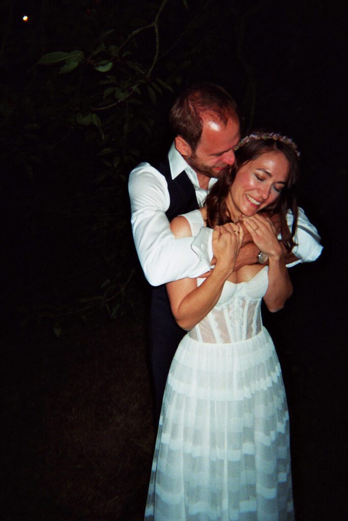 Der erste Moment des Brautpaares, eingefangen mit Blitz und Nostalgie