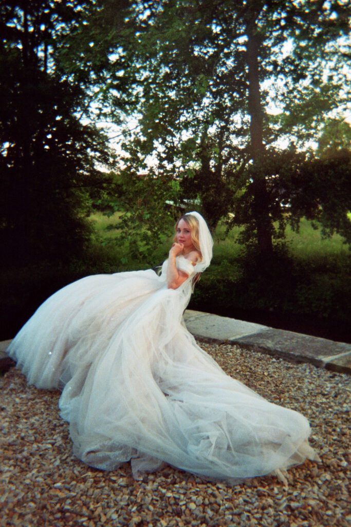 Der Einzug der Braut – analog, leicht körnig und voller Emotionen.