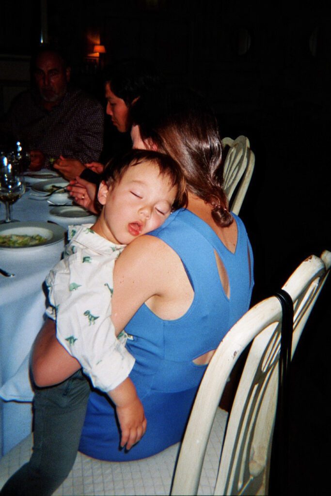 Ein Kind auf der Hochzeit – unscharf und verspielt, wie ein Foto aus der eigenen Kindheit