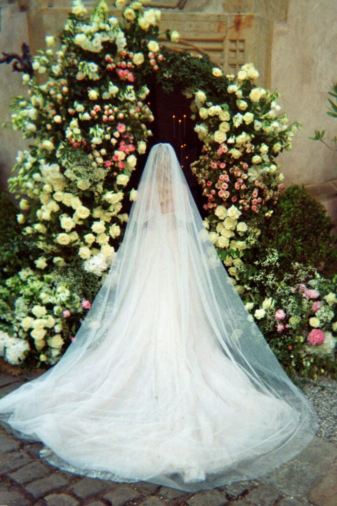 eine braut steht in einem blumenmeer aufgenommen mit analoge Hochzeitsfotografie