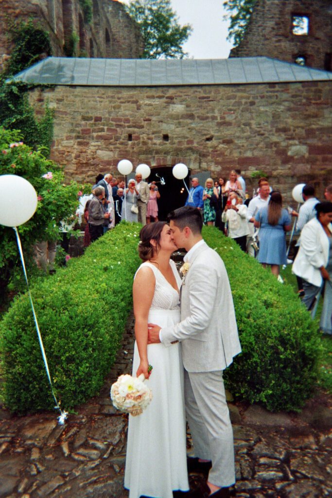 Detailaufnahme des Brautstraußes – satt belichtet, authentisch und herrlich retro