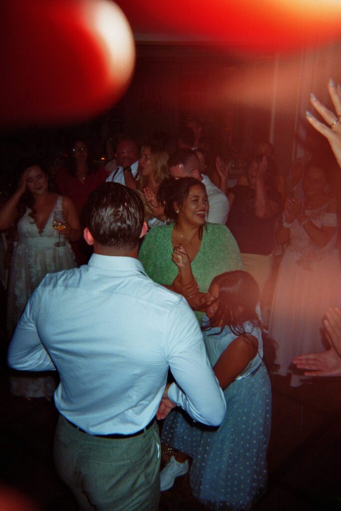 Tanzfläche pur: Bewegung, Spaß und die typische analoge Körnung.