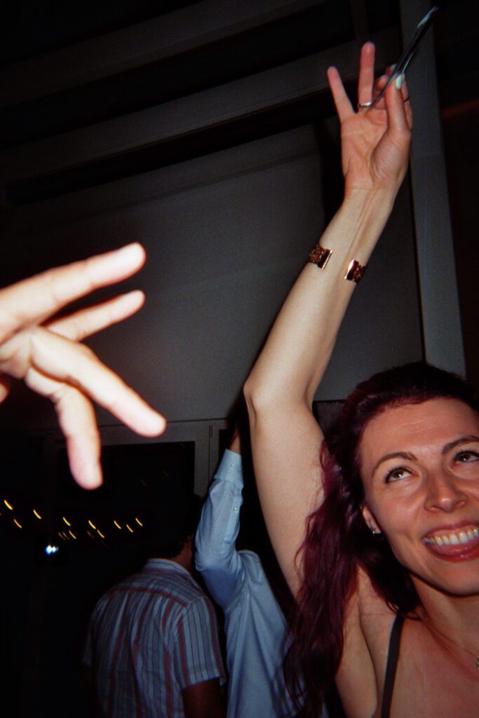 Eng tanzende Gäste, vom Blitz eingefroren und wunderbar authentisch