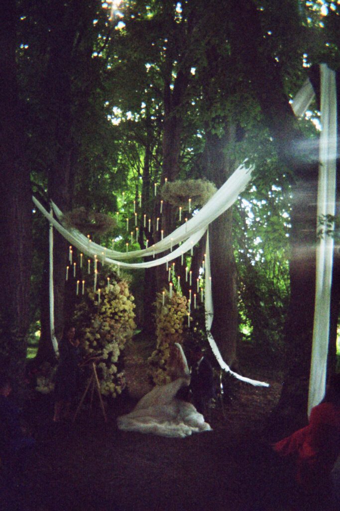 eine freie trauung aufgenommen mit analoge Hochzeitsfotografie