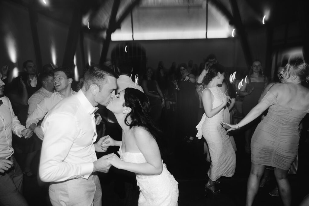 ein foto von eine brautpaar auf der tanzfläche. ein super beispiel für ungestellte Hochzeitsfotografie