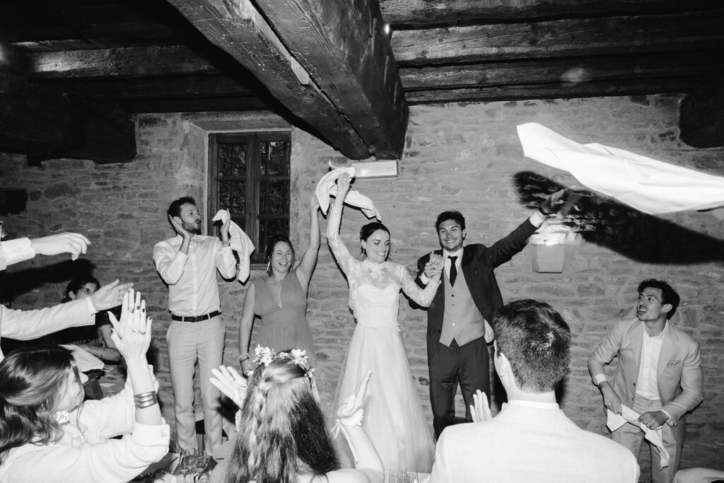 Weitwinkelaufnahme der Tanzfläche/Feier im Abendlicht, die die Eleganz und Dimension des Events zeigt (Editoriale Party-Szene).