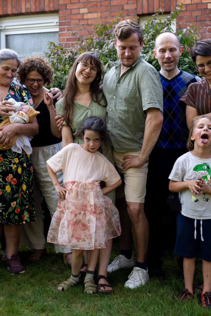 ein etwas anderes gruppenbild mit lustigen Grimassen und viel Spaß. Fotografiert während einer Familienfeier im Sommer 2025