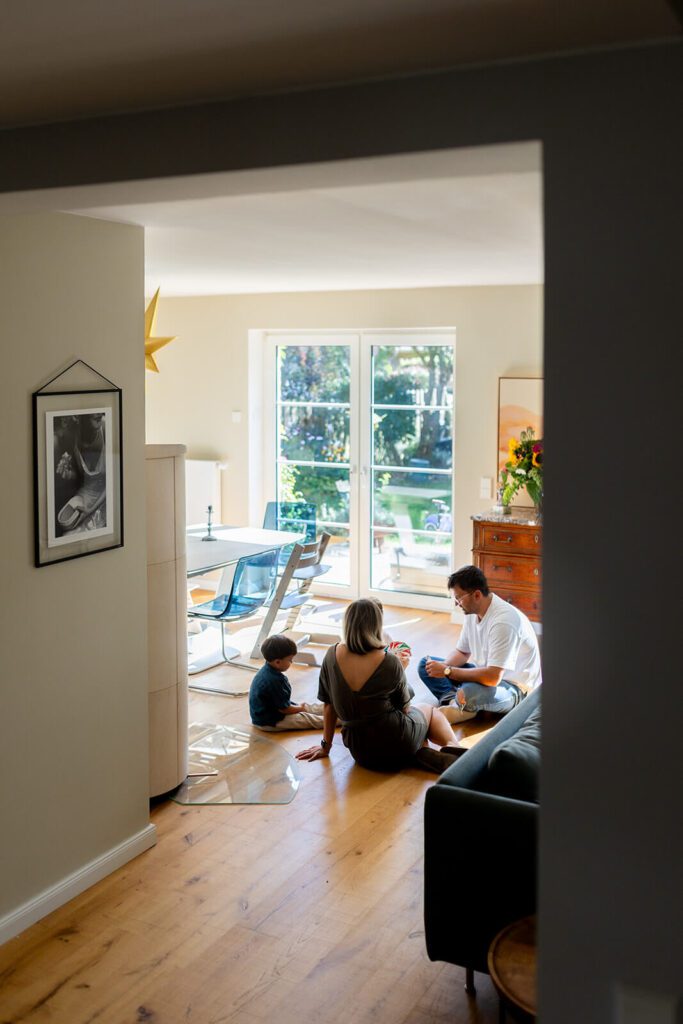 ein private rund ungestellter Moment von einer Familien spielend im Wohnzimmer