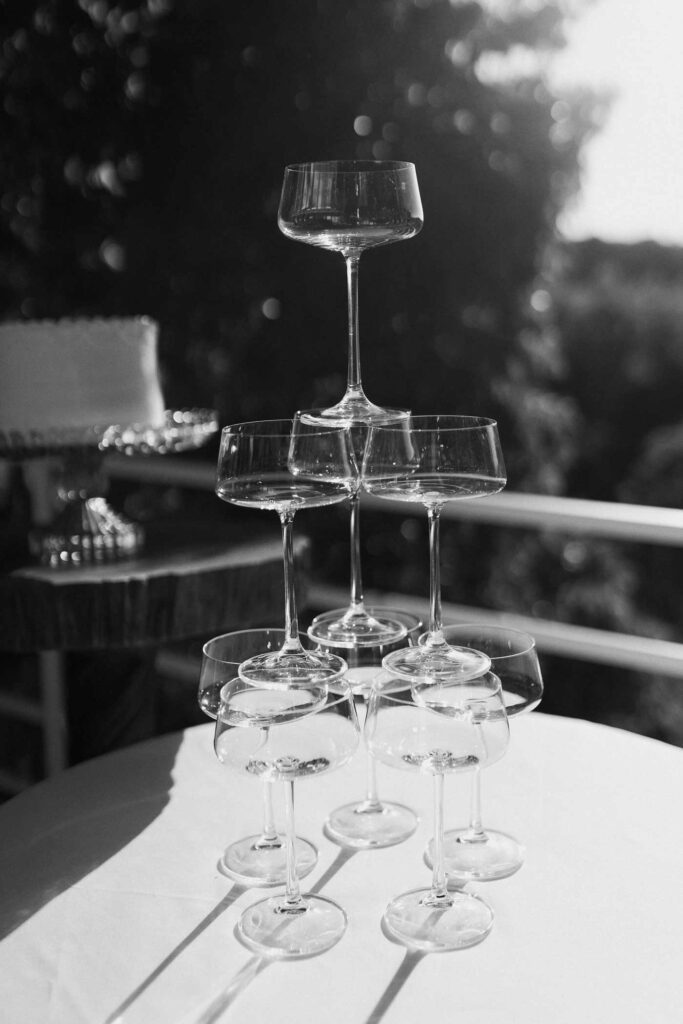 Festlich dekorierter Tisch mit stabilem Untergrund für den Aufbau des Champagner Tower Hochzeit.