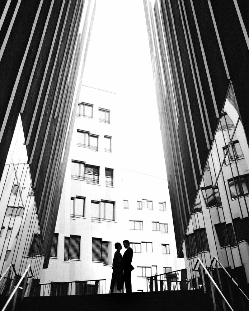 wunderschöne und zeitlose Schwarz-Weiß Hochzeitsfotografie aufgenommen in Hamburg