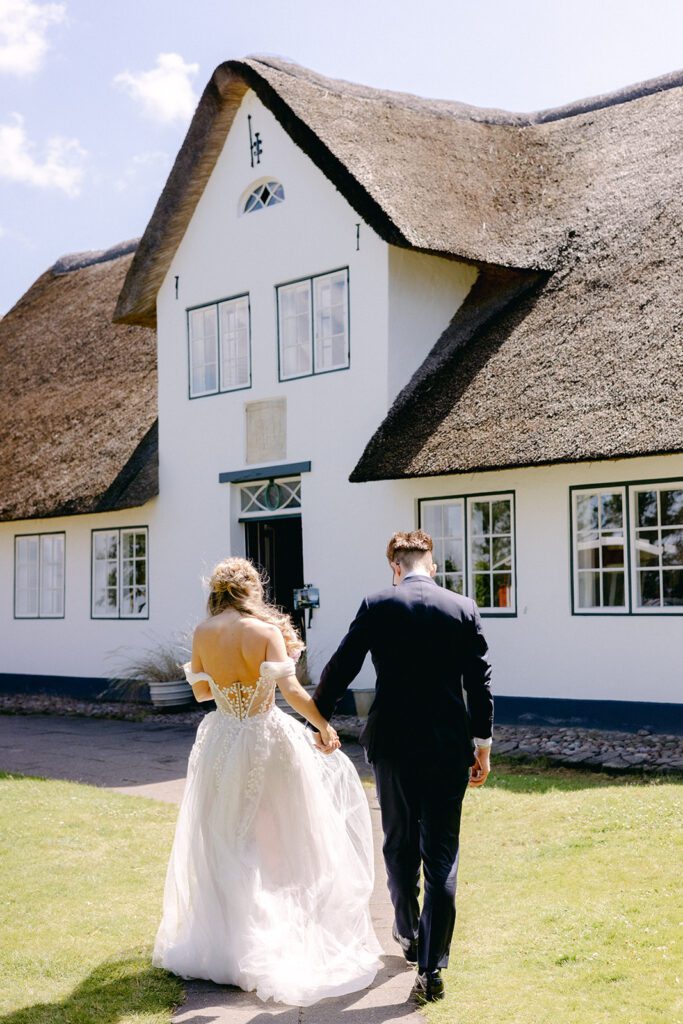 Das Brautpaar schlendert richtung standesamt sylt um sich das Ja-Wort zu sagen