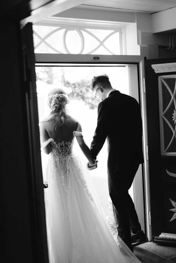 Braut und Bräutigam während ihrer standesamtlichen Hochzeitsfeier auf Sylt