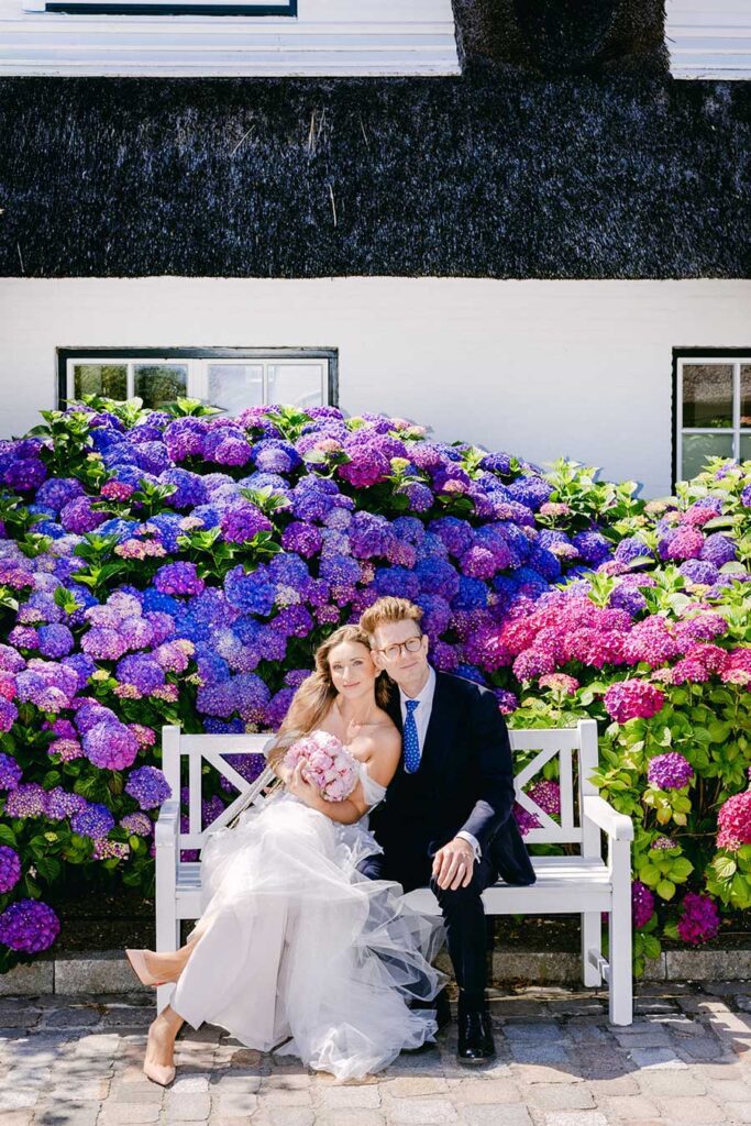 Brautportrait vor der prachtvollen Hortensienblüte im Innenhof des Hotels – ein Highlight jeder Severins Sylt Hochzeit