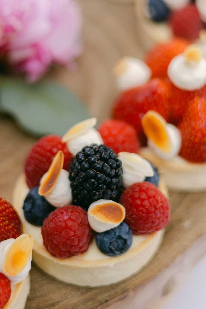 Champagner-Empfang und Snacks im sonnigen Garten des Severin’s während einer familiären Severins Sylt Hochzeit.