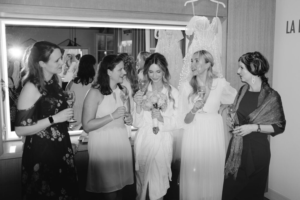 Braut Kerstin beim Getting Ready mit ihren Freundinnen im exklusiven Severin’s Resort & Spa – Auftakt einer Severins Sylt Hochzeit