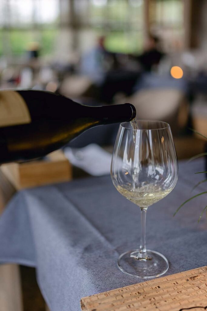 Einschenken eines edlen Weines in einem luxuriösen Ambiente im Weissenhaus an der Ostsee.