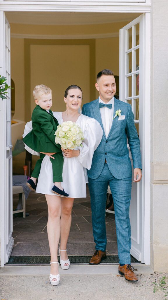Brautpaar beim Ringtausch während der standesamtlichen Hochzeit im Schlosshotel Münchhausen.