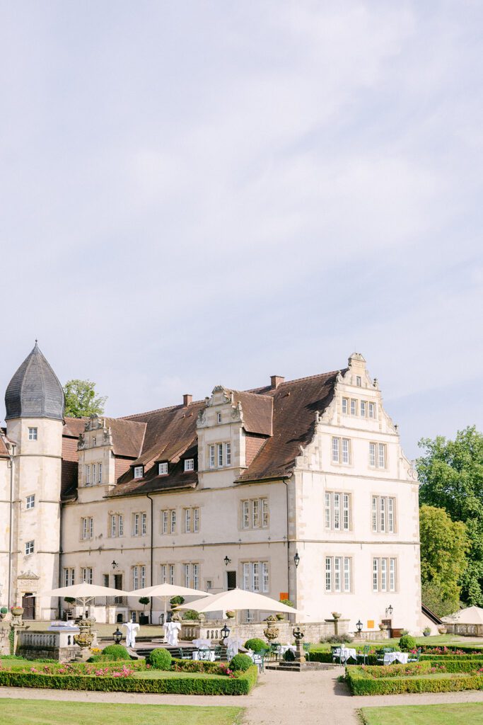 Emotionale Hochzeitsreportage während der standesamtlichen Trauung im Schlosshotel Münchhausen in Aerzen.