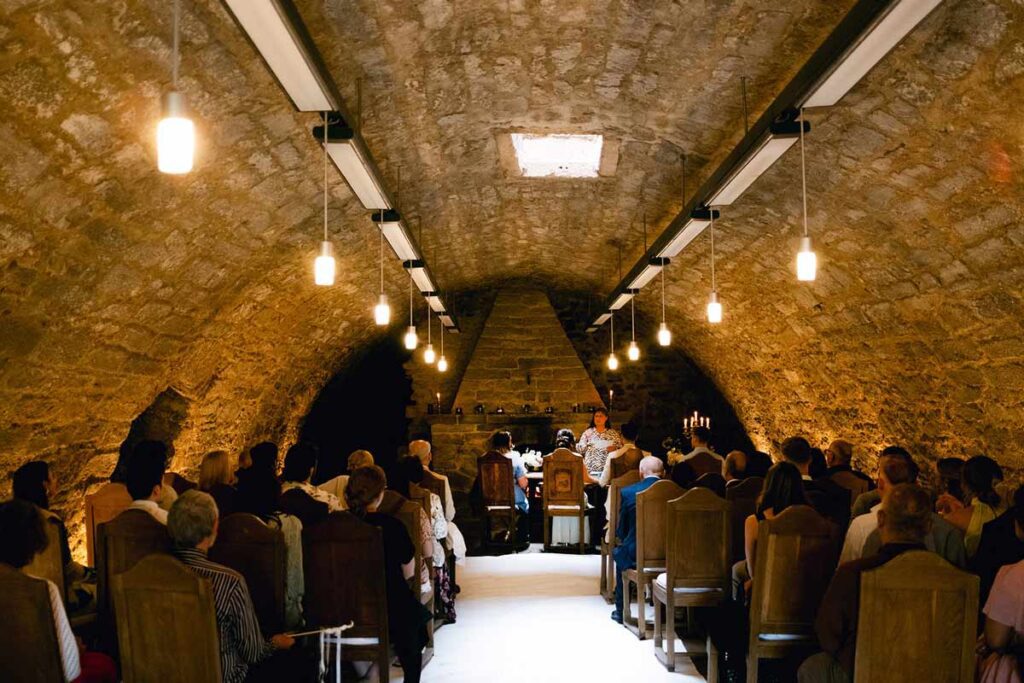 so sieht das standesamt in der burg hardenberg in der Nähe von Göttingen von innen auß. sehr romantisch und wunderschön!