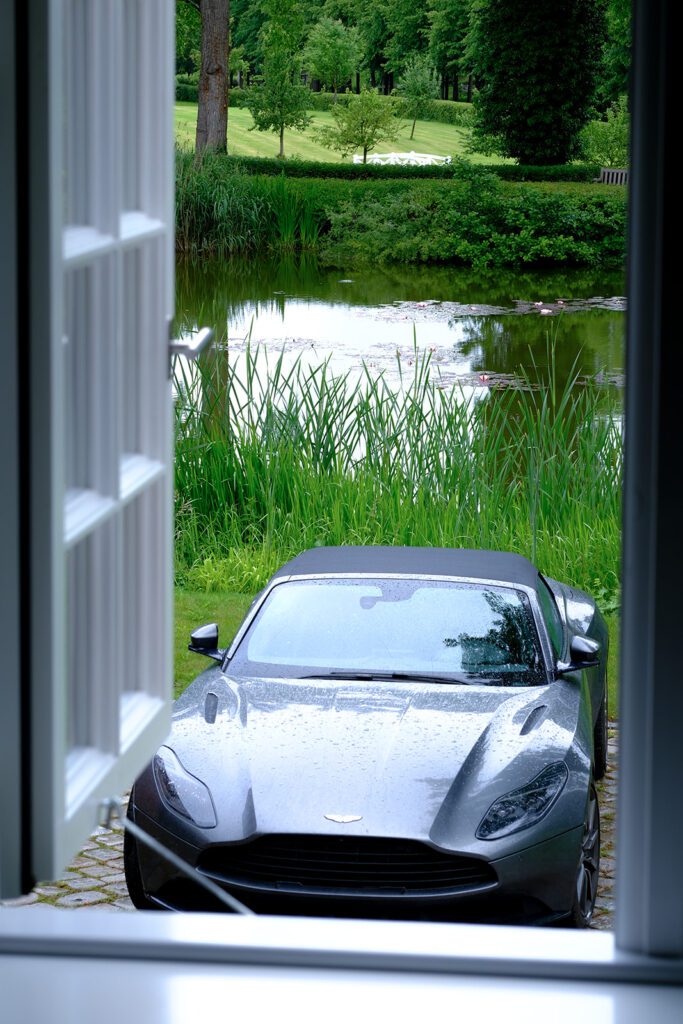 Luxusauto geparkt vor dem Weissenhaus Resort