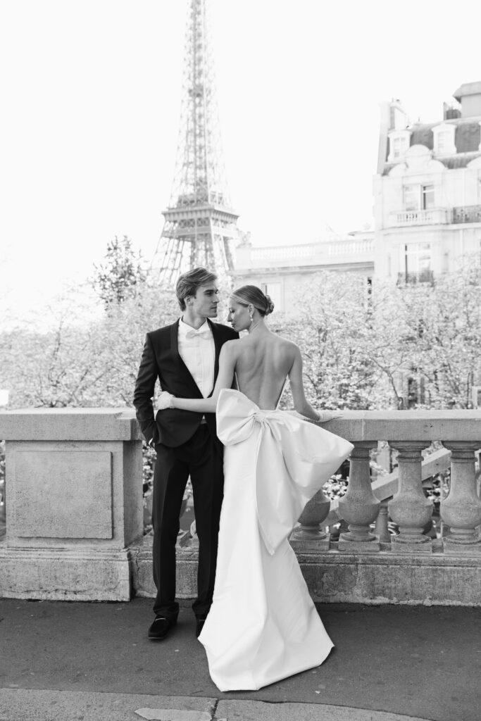 Unser Spot für das Iconic Couple Bild von unserem Brautpaar ist natürlich die Altstadt von Montmartre mit dem Eifelturm im Hintergrund. 