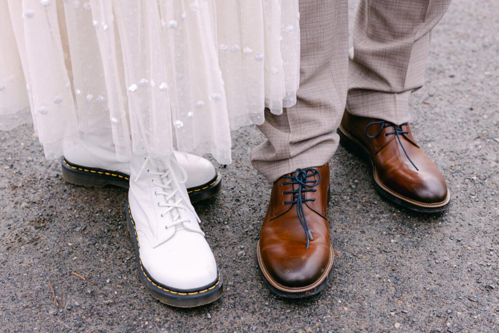 heiraten in dr. martens ist genau das richtige für eine rock hochzeit im motörhead style
