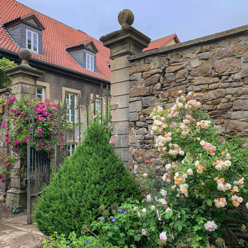 die gartenanlage im rittergut remeringhausen in voller Blüte während einer sommerhochzeit