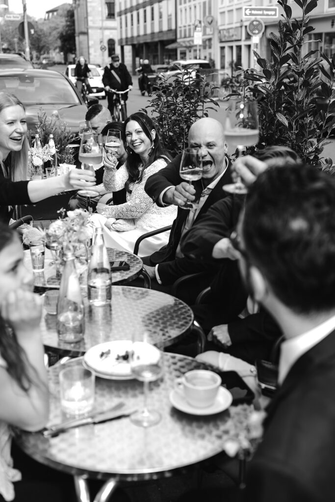 cheers im Restaurant Ombra: kleine Hochzeit Hannover Restaurant